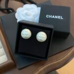 Chanel 25C pearl earrings - Image 6