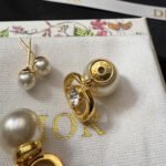 Dior classic size pearl earrings - Image 2