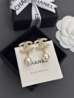Chanel Super Classic Series Full Diamond C Pearl Ear Hanger - Image 3