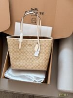 coach | 卡其白托特包city33 - Image 2
