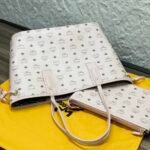 MCM 𝗟𝗶𝘇 𝗩𝗶𝘀𝗲𝘁𝗼 Classic Medium # Haze Powder Double sided Shopping Bag - Image 4