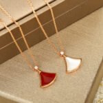 Bvlgari Diva'dream necklace with exquisite lines - Image 4