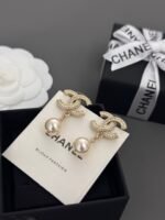 Chanel Super Classic Series Full Diamond C Pearl Ear Hanger - Image 4