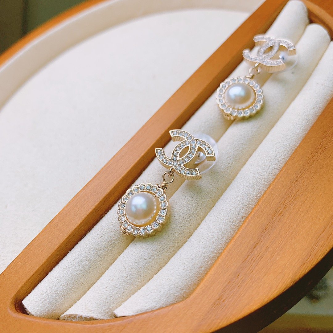 3 CHANEL temperament sunflower rotating pearl round earrings - Image 1