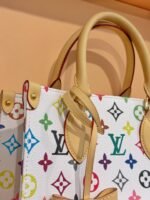 LV onthego eastwest压花横版托特包 - Image 4