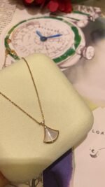 Bvlgari Natural White Mother-of-Pearl rose gold necklace - Image 5
