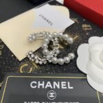 Chanel pearl camellia crystal diamond letter combination brooch - Image 6
