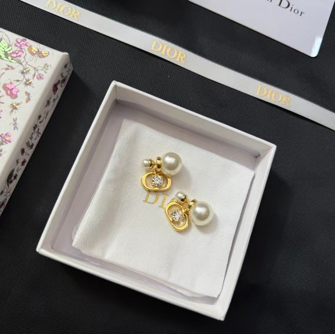 5 Dior classic size pearl earrings - Image 1