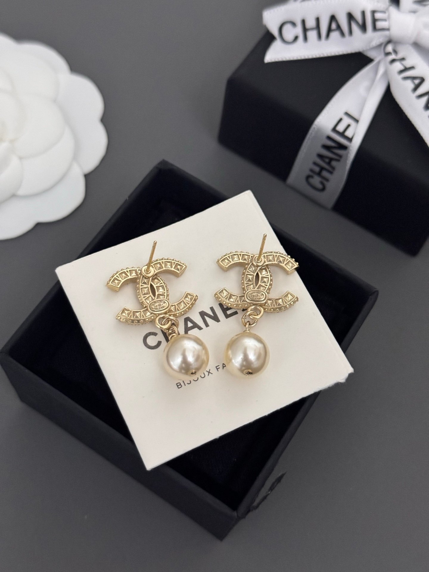 5 Chanel Super Classic Series Full Diamond C Pearl Ear Hanger - Image 1