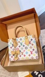 LV onthego eastwest压花横版托特包 - Image 5
