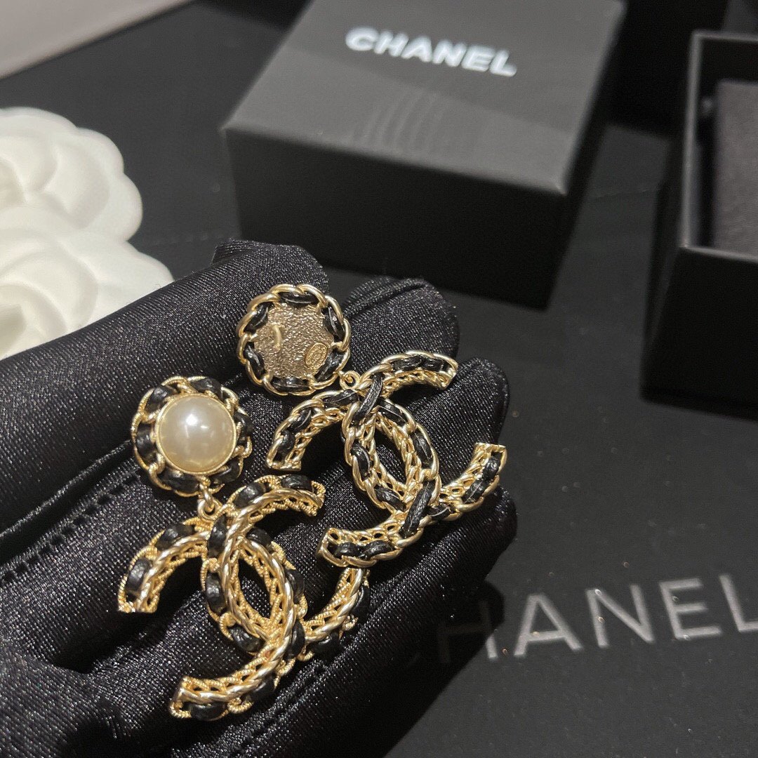 6 Chanel white leather earrings - Image 1