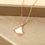 Bvlgari Diva'dream necklace with exquisite lines - Image 7