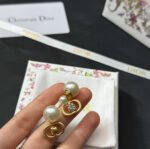 Dior classic size pearl earrings - Image 7